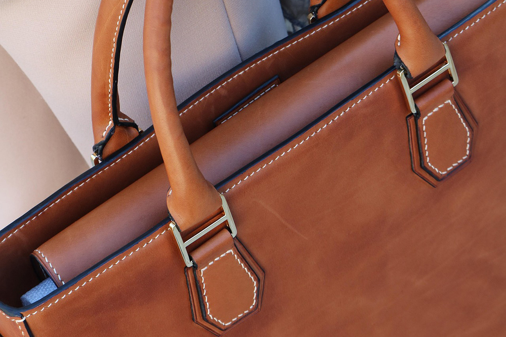 Italian leather bags, Italian leather handbags, Italian craftsmanship, full-grain Italian leather, vegetable-tanned leather, luxury Italian bags, genuine Italian leather, made in Italy handbags, Italian tanneries, Tuscan leather, leather patina, artisanal leather bags, sustainable leather production, how to identify Italian leather
