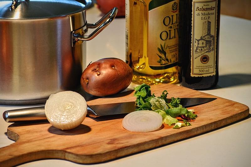 Formas de tablas de cortar, tradición culinaria italiana, artesanía en madera de olivo, artículos esenciales de cocina en Italia