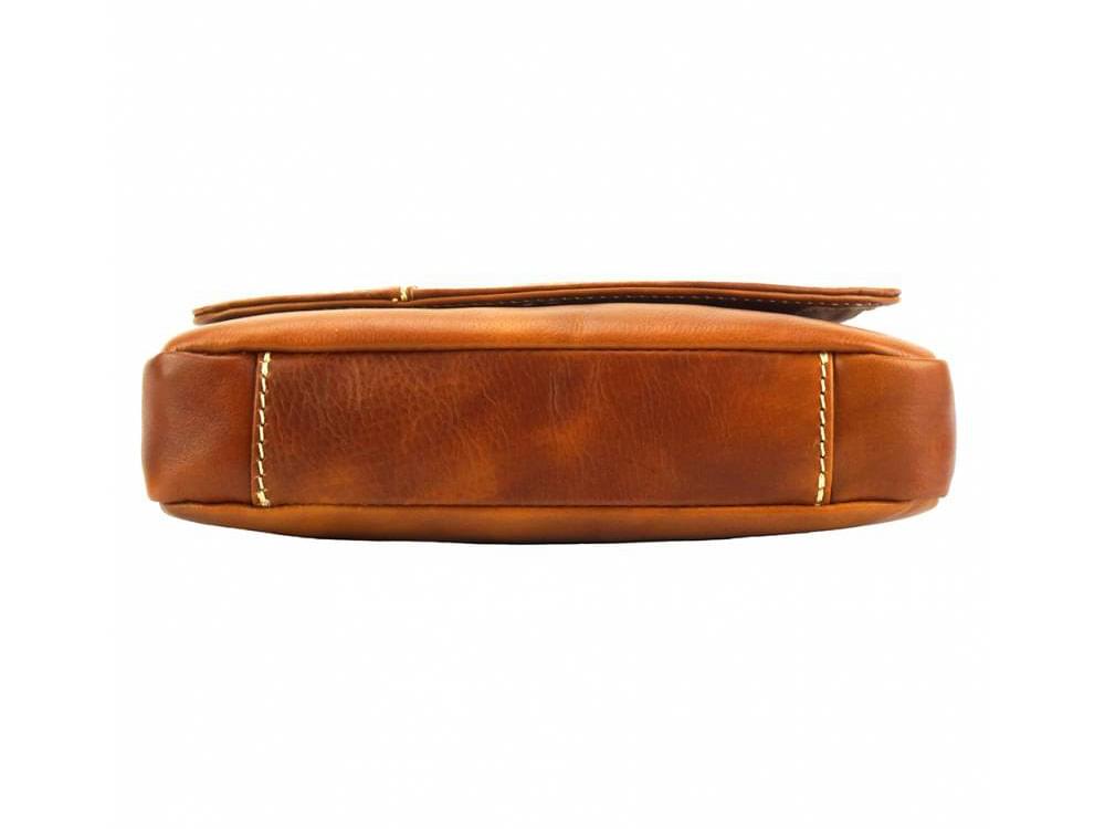 Roana (tan) - A sleek, classic messenger bag